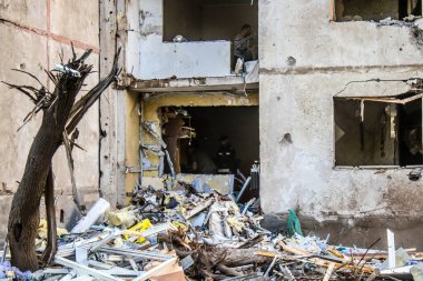 Kharkiv, Ukrayna, 22 Eylül 2024. Rusya 'nın Kharkiv' in Shevchenkivsky ilçesindeki bir yerleşim yerine düzenlediği ve 21 kişinin yaralanmasına ve ciddi hasara yol açan saldırıdan sonra.