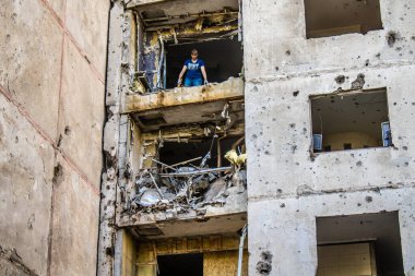 Kharkiv, Ukrayna, 22 Eylül 2024. Rusya 'nın Kharkiv' in Shevchenkivsky ilçesindeki bir yerleşim yerine düzenlediği ve 21 kişinin yaralanmasına ve ciddi hasara yol açan saldırıdan sonra.