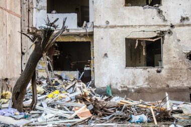 Kharkiv, Ukrayna, 22 Eylül 2024. Rusya 'nın Kharkiv' in Shevchenkivsky ilçesindeki bir yerleşim yerine düzenlediği ve 21 kişinin yaralanmasına ve ciddi hasara yol açan saldırıdan sonra.