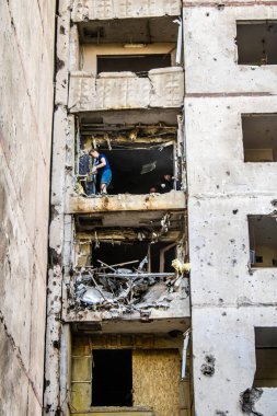 Kharkiv, Ukrayna, 22 Eylül 2024. Rusya 'nın Kharkiv' in Shevchenkivsky ilçesindeki bir yerleşim yerine düzenlediği ve 21 kişinin yaralanmasına ve ciddi hasara yol açan saldırıdan sonra.