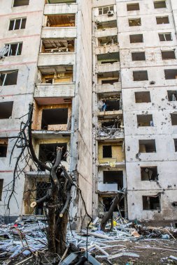 Kharkiv, Ukrayna, 22 Eylül 2024. Rusya 'nın Kharkiv' in Shevchenkivsky ilçesindeki bir yerleşim yerine düzenlediği ve 21 kişinin yaralanmasına ve ciddi hasara yol açan saldırıdan sonra.