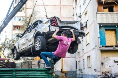 Kharkiv, Ukrayna, 22 Eylül 2024. Rusya 'nın Kharkiv' in Shevchenkivsky ilçesindeki bir yerleşim yerine düzenlediği ve 21 kişinin yaralanmasına ve ciddi hasara yol açan saldırıdan sonra.