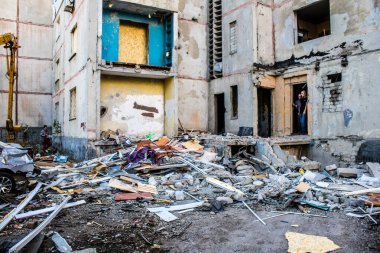 Kharkiv, Ukrayna, 22 Eylül 2024. Rusya 'nın Kharkiv' in Shevchenkivsky ilçesindeki bir yerleşim yerine düzenlediği ve 21 kişinin yaralanmasına ve ciddi hasara yol açan saldırıdan sonra.