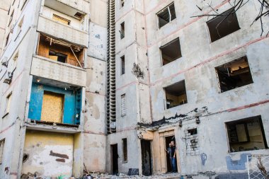 Kharkiv, Ukrayna, 22 Eylül 2024. Rusya 'nın Kharkiv' in Shevchenkivsky ilçesindeki bir yerleşim yerine düzenlediği ve 21 kişinin yaralanmasına ve ciddi hasara yol açan saldırıdan sonra.