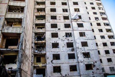 Kharkiv, Ukrayna, 22 Eylül 2024. Rusya 'nın Kharkiv' in Shevchenkivsky ilçesindeki bir yerleşim yerine düzenlediği ve 21 kişinin yaralanmasına ve ciddi hasara yol açan saldırıdan sonra.