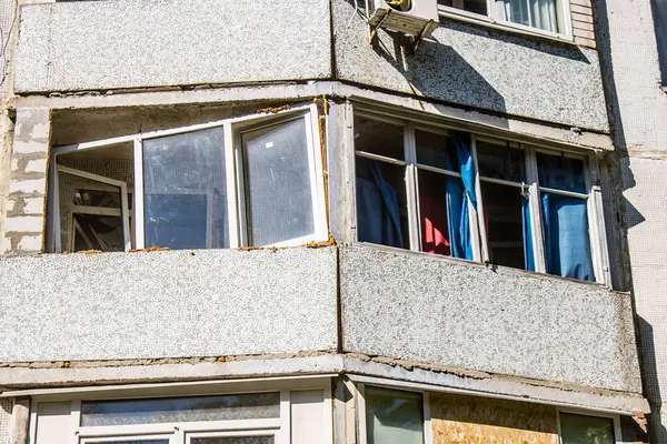 Kharkiv, Ukrayna, 22 Eylül 2024. Rusya 'nın Kharkiv' in Shevchenkivsky ilçesindeki bir yerleşim yerine düzenlediği ve 21 kişinin yaralanmasına ve ciddi hasara yol açan saldırıdan sonra.