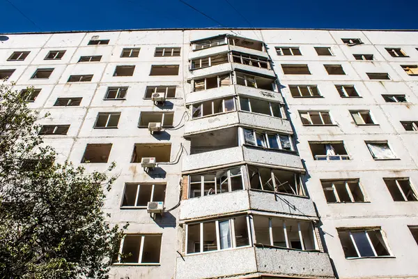Kharkiv, Ukrayna, 22 Eylül 2024. Rusya 'nın Kharkiv' in Shevchenkivsky ilçesindeki bir yerleşim yerine düzenlediği ve 21 kişinin yaralanmasına ve ciddi hasara yol açan saldırıdan sonra.
