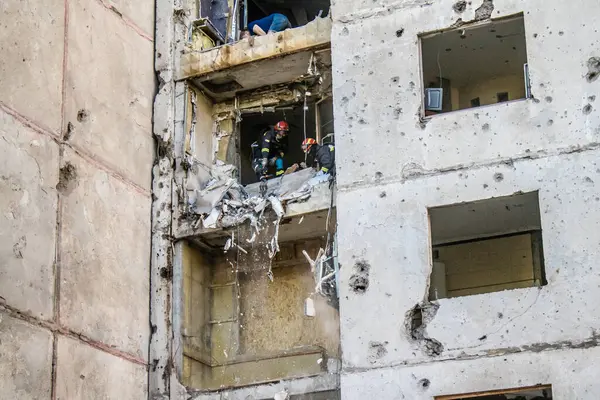 Kharkiv, Ukrayna, 22 Eylül 2024. Rusya 'nın Kharkiv' in Shevchenkivsky ilçesindeki bir yerleşim yerine düzenlediği ve 21 kişinin yaralanmasına ve ciddi hasara yol açan saldırıdan sonra.