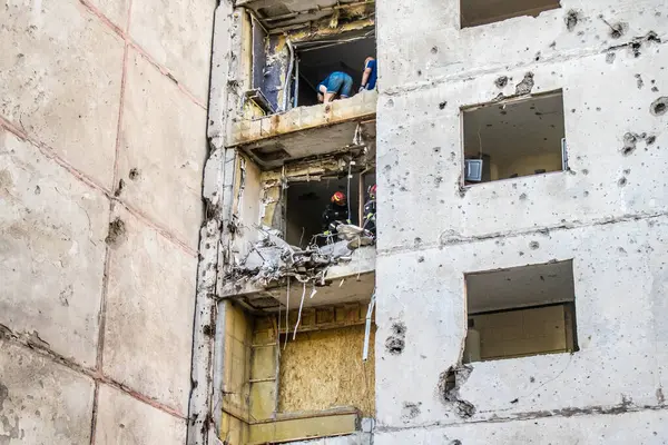 Kharkiv, Ukrayna, 22 Eylül 2024. Rusya 'nın Kharkiv' in Shevchenkivsky ilçesindeki bir yerleşim yerine düzenlediği ve 21 kişinin yaralanmasına ve ciddi hasara yol açan saldırıdan sonra.