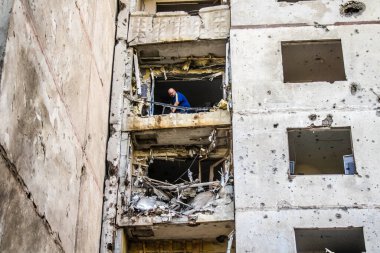 Kharkiv, Ukrayna, 22 Eylül 2024. Rusya 'nın Kharkiv' in Shevchenkivsky ilçesindeki bir yerleşim yerine düzenlediği ve 21 kişinin yaralanmasına ve ciddi hasara yol açan saldırıdan sonra.