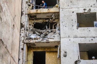 Kharkiv, Ukrayna, 22 Eylül 2024. Rusya 'nın Kharkiv' in Shevchenkivsky ilçesindeki bir yerleşim yerine düzenlediği ve 21 kişinin yaralanmasına ve ciddi hasara yol açan saldırıdan sonra.