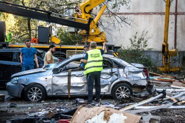 Kharkiv, Ukrayna, 22 Eylül 2024. Rusya 'nın Kharkiv' in Shevchenkivsky ilçesindeki bir yerleşim yerine düzenlediği ve 21 kişinin yaralanmasına ve ciddi hasara yol açan saldırıdan sonra.