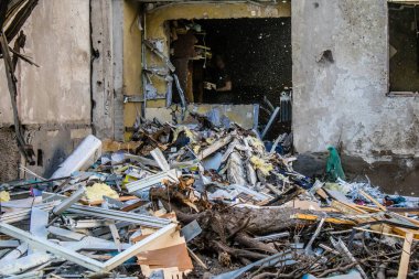 Kharkiv, Ukrayna, 22 Eylül 2024. Rusya 'nın Kharkiv' in Shevchenkivsky ilçesindeki bir yerleşim yerine düzenlediği ve 21 kişinin yaralanmasına ve ciddi hasara yol açan saldırıdan sonra.