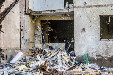 Kharkiv, Ukrayna, 22 Eylül 2024. Rusya 'nın Kharkiv' in Shevchenkivsky ilçesindeki bir yerleşim yerine düzenlediği ve 21 kişinin yaralanmasına ve ciddi hasara yol açan saldırıdan sonra.