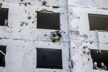 Kharkiv, Ukrayna, 22 Eylül 2024. Rusya 'nın Kharkiv' in Shevchenkivsky ilçesindeki bir yerleşim yerine düzenlediği ve 21 kişinin yaralanmasına ve ciddi hasara yol açan saldırıdan sonra.