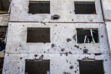 Kharkiv, Ukrayna, 22 Eylül 2024. Rusya 'nın Kharkiv' in Shevchenkivsky ilçesindeki bir yerleşim yerine düzenlediği ve 21 kişinin yaralanmasına ve ciddi hasara yol açan saldırıdan sonra.