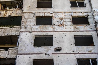 Kharkiv, Ukrayna, 22 Eylül 2024. Rusya 'nın Kharkiv' in Shevchenkivsky ilçesindeki bir yerleşim yerine düzenlediği ve 21 kişinin yaralanmasına ve ciddi hasara yol açan saldırıdan sonra.