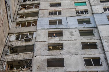 Kharkiv, Ukrayna, 22 Eylül 2024. Rusya 'nın Kharkiv' in Shevchenkivsky ilçesindeki bir yerleşim yerine düzenlediği ve 21 kişinin yaralanmasına ve ciddi hasara yol açan saldırıdan sonra.