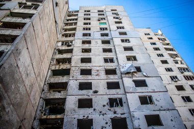 Kharkiv, Ukrayna, 22 Eylül 2024. Rusya 'nın Kharkiv' in Shevchenkivsky ilçesindeki bir yerleşim yerine düzenlediği ve 21 kişinin yaralanmasına ve ciddi hasara yol açan saldırıdan sonra.