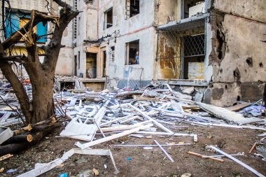 Kharkiv, Ukrayna, 22 Eylül 2024. Rusya 'nın Kharkiv' in Shevchenkivsky ilçesindeki bir yerleşim yerine düzenlediği ve 21 kişinin yaralanmasına ve ciddi hasara yol açan saldırıdan sonra.