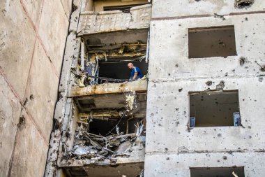 Kharkiv, Ukrayna, 22 Eylül 2024. Rusya 'nın Kharkiv' in Shevchenkivsky ilçesindeki bir yerleşim yerine düzenlediği ve 21 kişinin yaralanmasına ve ciddi hasara yol açan saldırıdan sonra.
