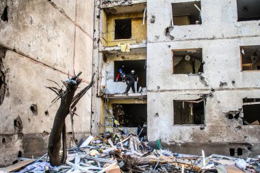 Kharkiv, Ukrayna, 22 Eylül 2024. Rusya 'nın Kharkiv' in Shevchenkivsky ilçesindeki bir yerleşim yerine düzenlediği ve 21 kişinin yaralanmasına ve ciddi hasara yol açan saldırıdan sonra.