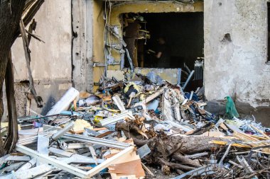 Kharkiv, Ukrayna, 22 Eylül 2024. Rusya 'nın Kharkiv' in Shevchenkivsky ilçesindeki bir yerleşim yerine düzenlediği ve 21 kişinin yaralanmasına ve ciddi hasara yol açan saldırıdan sonra.