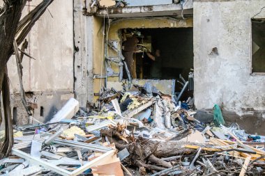 Kharkiv, Ukrayna, 22 Eylül 2024. Rusya 'nın Kharkiv' in Shevchenkivsky ilçesindeki bir yerleşim yerine düzenlediği ve 21 kişinin yaralanmasına ve ciddi hasara yol açan saldırıdan sonra.