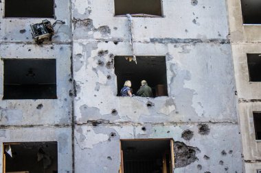 Kharkiv, Ukrayna, 22 Eylül 2024. Rusya 'nın Kharkiv' in Shevchenkivsky ilçesindeki bir yerleşim yerine düzenlediği ve 21 kişinin yaralanmasına ve ciddi hasara yol açan saldırıdan sonra.