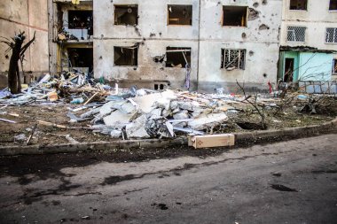 Kharkiv, Ukrayna, 22 Eylül 2024. Rusya 'nın Kharkiv' in Shevchenkivsky ilçesindeki bir yerleşim yerine düzenlediği ve 21 kişinin yaralanmasına ve ciddi hasara yol açan saldırıdan sonra.