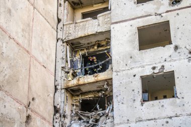 Kharkiv, Ukrayna, 22 Eylül 2024. Rusya 'nın Kharkiv' in Shevchenkivsky ilçesindeki bir yerleşim yerine düzenlediği ve 21 kişinin yaralanmasına ve ciddi hasara yol açan saldırıdan sonra.