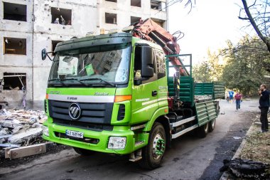 Kharkiv, Ukrayna, 22 Eylül 2024. Rusya 'nın Kharkiv' in Shevchenkivsky ilçesindeki bir yerleşim yerine düzenlediği ve 21 kişinin yaralanmasına ve ciddi hasara yol açan saldırıdan sonra.