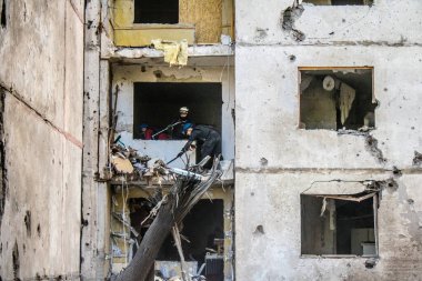 Kharkiv, Ukrayna, 22 Eylül 2024. Rusya 'nın Kharkiv' in Shevchenkivsky ilçesindeki bir yerleşim yerine düzenlediği ve 21 kişinin yaralanmasına ve ciddi hasara yol açan saldırıdan sonra.