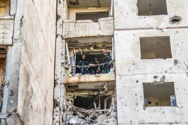 Kharkiv, Ukrayna, 22 Eylül 2024. Rusya 'nın Kharkiv' in Shevchenkivsky ilçesindeki bir yerleşim yerine düzenlediği ve 21 kişinin yaralanmasına ve ciddi hasara yol açan saldırıdan sonra.