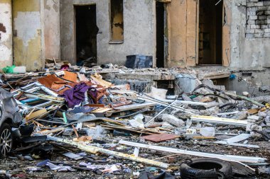 Kharkiv, Ukrayna, 22 Eylül 2024. Rusya 'nın Kharkiv' in Shevchenkivsky ilçesindeki bir yerleşim yerine düzenlediği ve 21 kişinin yaralanmasına ve ciddi hasara yol açan saldırıdan sonra.