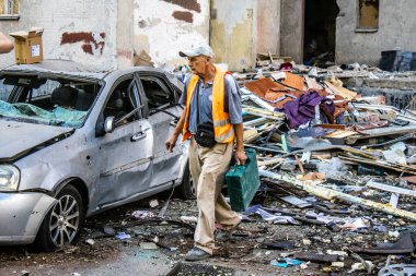 Kharkiv, Ukrayna, 22 Eylül 2024. Rusya 'nın Kharkiv' in Shevchenkivsky ilçesindeki bir yerleşim yerine düzenlediği ve 21 kişinin yaralanmasına ve ciddi hasara yol açan saldırıdan sonra.