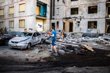 Kharkiv, Ukrayna, 22 Eylül 2024. Rusya 'nın Kharkiv' in Shevchenkivsky ilçesindeki bir yerleşim yerine düzenlediği ve 21 kişinin yaralanmasına ve ciddi hasara yol açan saldırıdan sonra.