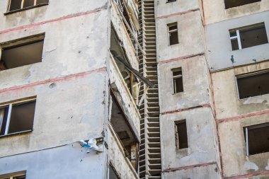 Kharkiv, Ukrayna, 22 Eylül 2024. Rusya 'nın Kharkiv' in Shevchenkivsky ilçesindeki bir yerleşim yerine düzenlediği ve 21 kişinin yaralanmasına ve ciddi hasara yol açan saldırıdan sonra.