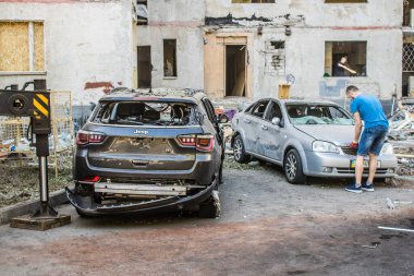 Kharkiv, Ukrayna, 22 Eylül 2024. Rusya 'nın Kharkiv' in Shevchenkivsky ilçesindeki bir yerleşim yerine düzenlediği ve 21 kişinin yaralanmasına ve ciddi hasara yol açan saldırıdan sonra.