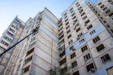 Kharkiv, Ukrayna, 22 Eylül 2024. Rusya 'nın Kharkiv' in Shevchenkivsky ilçesindeki bir yerleşim yerine düzenlediği ve 21 kişinin yaralanmasına ve ciddi hasara yol açan saldırıdan sonra.