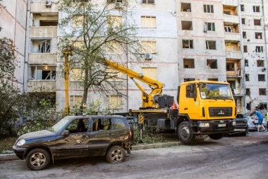 Kharkiv, Ukrayna, 22 Eylül 2024. Rusya 'nın Kharkiv' in Shevchenkivsky ilçesindeki bir yerleşim yerine düzenlediği ve 21 kişinin yaralanmasına ve ciddi hasara yol açan saldırıdan sonra.