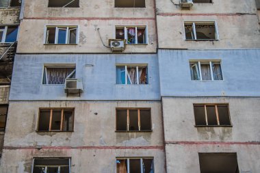 Kharkiv, Ukrayna, 22 Eylül 2024. Rusya 'nın Kharkiv' in Shevchenkivsky ilçesindeki bir yerleşim yerine düzenlediği ve 21 kişinin yaralanmasına ve ciddi hasara yol açan saldırıdan sonra.