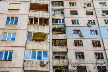 Kharkiv, Ukrayna, 22 Eylül 2024. Rusya 'nın Kharkiv' in Shevchenkivsky ilçesindeki bir yerleşim yerine düzenlediği ve 21 kişinin yaralanmasına ve ciddi hasara yol açan saldırıdan sonra.