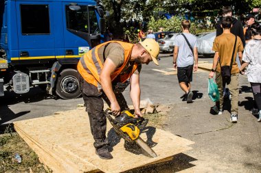 Kharkiv, Ukrayna, 22 Eylül 2024. Rusya 'nın Kharkiv' in Shevchenkivsky ilçesindeki bir yerleşim yerine düzenlediği ve 21 kişinin yaralanmasına ve ciddi hasara yol açan saldırıdan sonra.