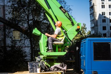 Kharkiv, Ukrayna, 22 Eylül 2024. Rusya 'nın Kharkiv' in Shevchenkivsky ilçesindeki bir yerleşim yerine düzenlediği ve 21 kişinin yaralanmasına ve ciddi hasara yol açan saldırıdan sonra.