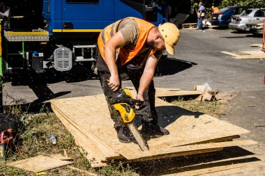 Kharkiv, Ukrayna, 22 Eylül 2024. Rusya 'nın Kharkiv' in Shevchenkivsky ilçesindeki bir yerleşim yerine düzenlediği ve 21 kişinin yaralanmasına ve ciddi hasara yol açan saldırıdan sonra.