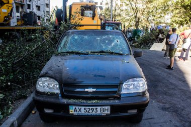 Kharkiv, Ukrayna, 22 Eylül 2024. Rusya 'nın Kharkiv' in Shevchenkivsky ilçesindeki bir yerleşim yerine düzenlediği ve 21 kişinin yaralanmasına ve ciddi hasara yol açan saldırıdan sonra.