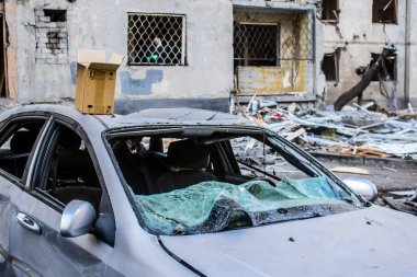 Kharkiv, Ukrayna, 22 Eylül 2024. Rusya 'nın Kharkiv' in Shevchenkivsky ilçesindeki bir yerleşim yerine düzenlediği ve 21 kişinin yaralanmasına ve ciddi hasara yol açan saldırıdan sonra.