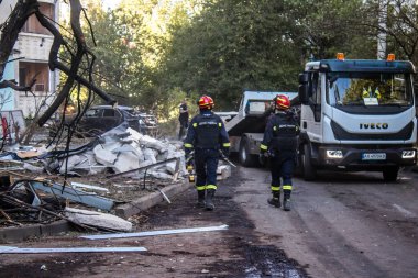 Kharkiv, Ukrayna, 22 Eylül 2024. Rusya 'nın Kharkiv' in Shevchenkivsky ilçesindeki bir yerleşim yerine düzenlediği ve 21 kişinin yaralanmasına ve ciddi hasara yol açan saldırıdan sonra.