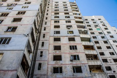 Kharkiv, Ukrayna, 22 Eylül 2024. Rusya 'nın Kharkiv' in Shevchenkivsky ilçesindeki bir yerleşim yerine düzenlediği ve 21 kişinin yaralanmasına ve ciddi hasara yol açan saldırıdan sonra.
